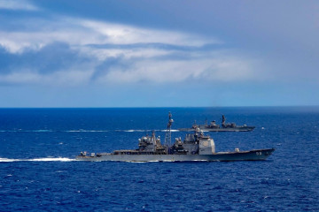 La fragata FF 06 Almirante Condell y el crucero USS Princeton (CG 59) de Estados Unidos navegando en el área de Hawaii Firma Mass Communication Specialist 2nd Class Larissa T Dougherty US Navy