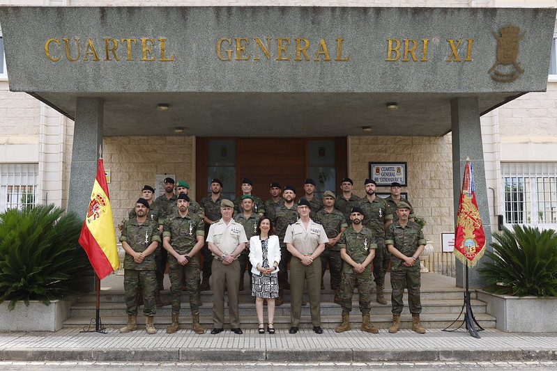 Robles condecora militares de Líbano