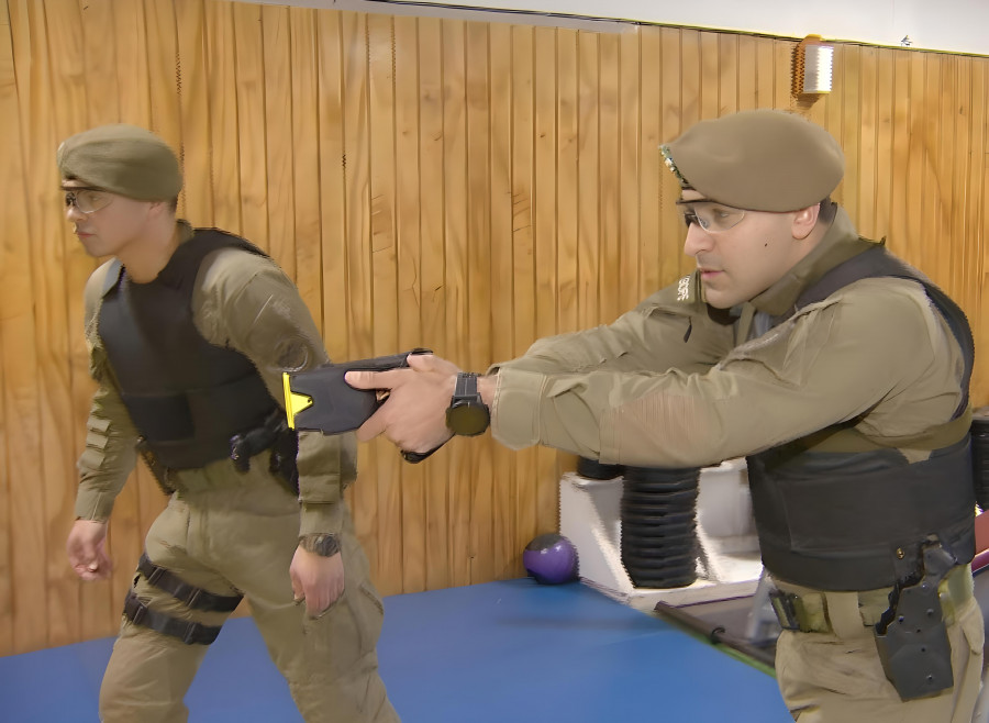 Efectivo del Gope de Carabineros de Chile en una demostración de la pistola Taser X2 Firma Canal 13