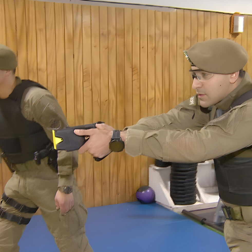 Efectivo del Gope de Carabineros de Chile en una demostración de la pistola Taser X2 Firma Canal 13