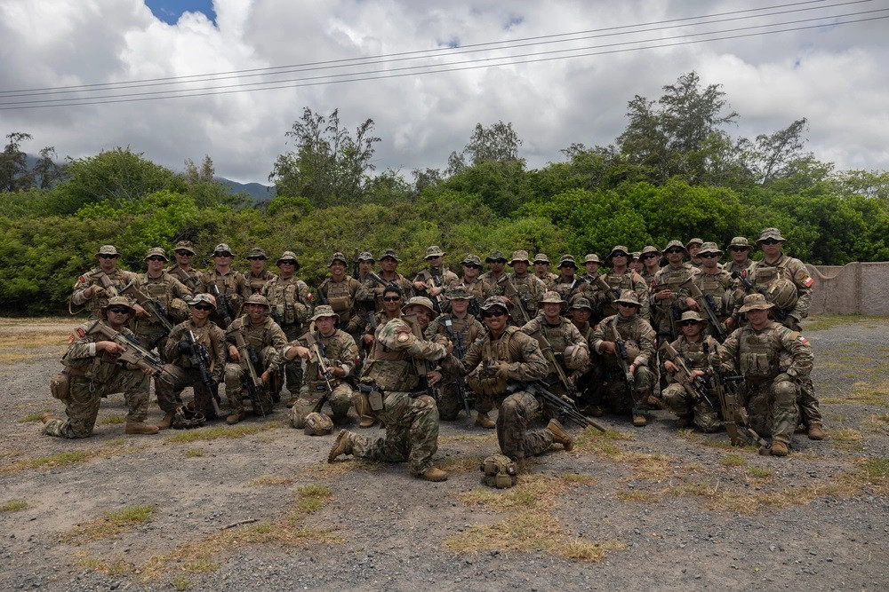 Efectivos de la Bravo Company del Battalion Landing Team 15 del 15th Marine Expeditionary Unit e Infantes de Marina de Chile en el u00e1rea de entrenamiento de Hawaii Firma Lance Cpl Oliver Nisbet USMC