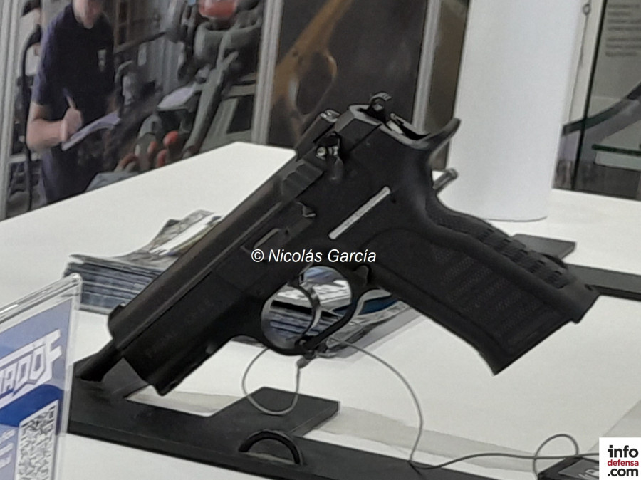 Pistola Tifon FD 1 de Famae Firma Nicolas Garcia