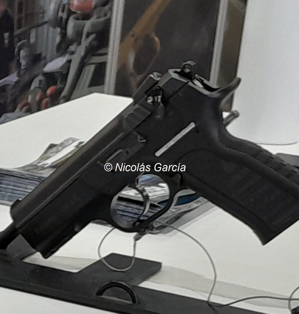 Pistola Tifon FD 1 de Famae Firma Nicolas Garcia
