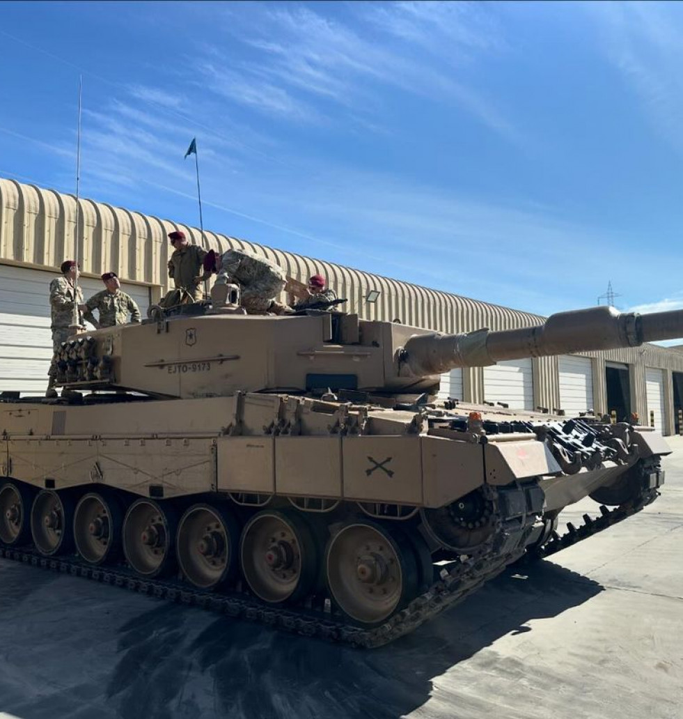 Presentación del tanque Leopard 2A4  del Grupo de Tanques N°7 Guías a los alumnos del CASA de la Escuela de Caballería Blindada Firma 2 Brigada Acorazada Cazadores del Ejército de Chile