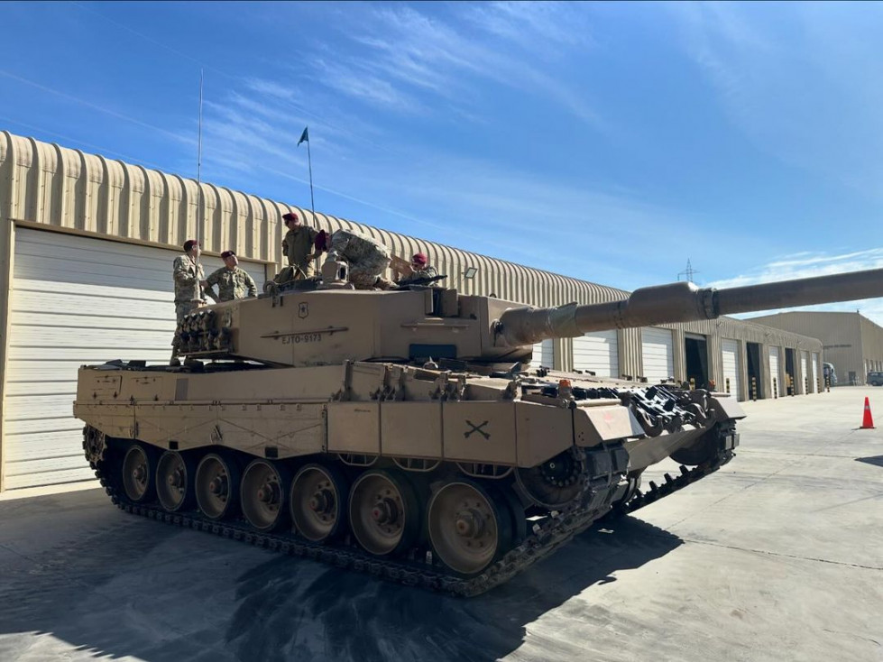 Presentación del tanque Leopard 2A4  del Grupo de Tanques N°7 Guías a los alumnos del CASA de la Escuela de Caballería Blindada Firma 2 Brigada Acorazada Cazadores del Ejército de Chile