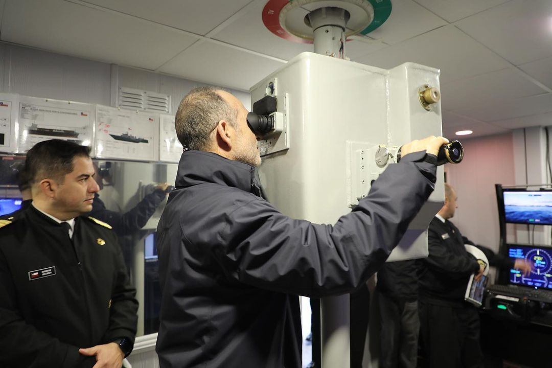 El subsecretario Eidelstein observa a travu00e9s de un simulador de periscopio de la Escuela de Submarinos de la Armada de Chile Firma Subsecretaru00eda de Defensa de Chile