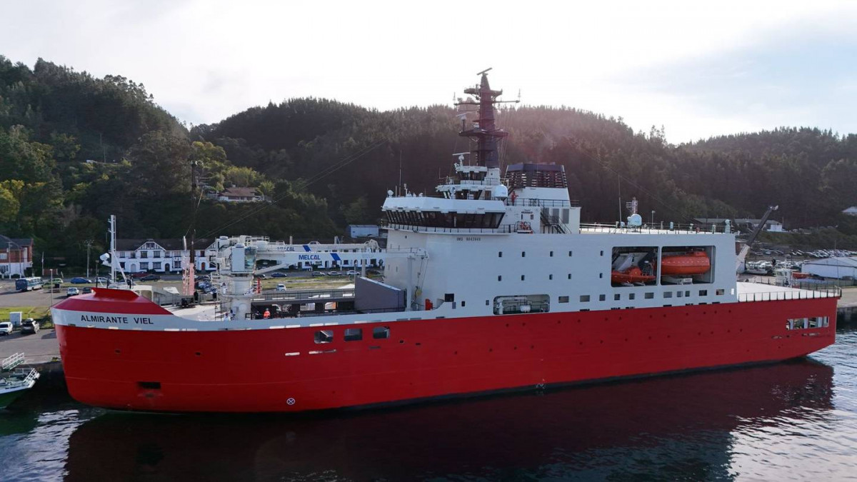 Rompehielos AGB 46 Almirante Viel en el molo 500 de la base naval de Talcahuano Firma Gobierno de Chile