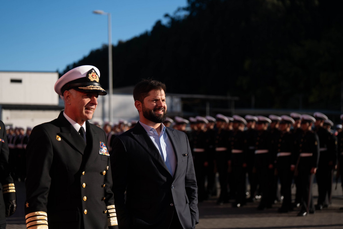 Amirante Juan Andru00e9s De la Maza y presidente Gabriel Boric Firma Armada de Chile