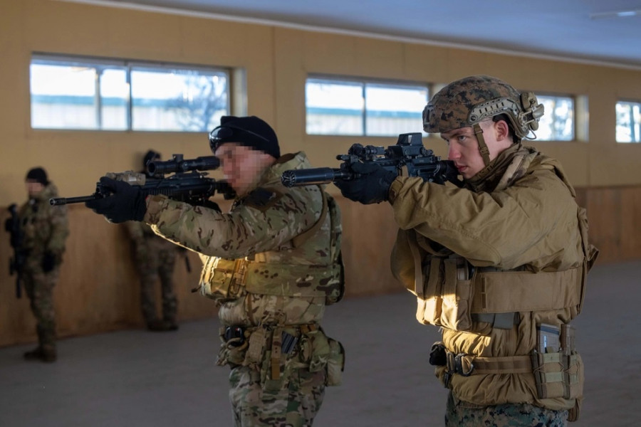 Un operador de Fuerzas Especiales del Ejército de Chile y un Marine se familiarizan con el fusil de asalto que utiliza su contraparte Firma Sgt Gabriel Durand USMC