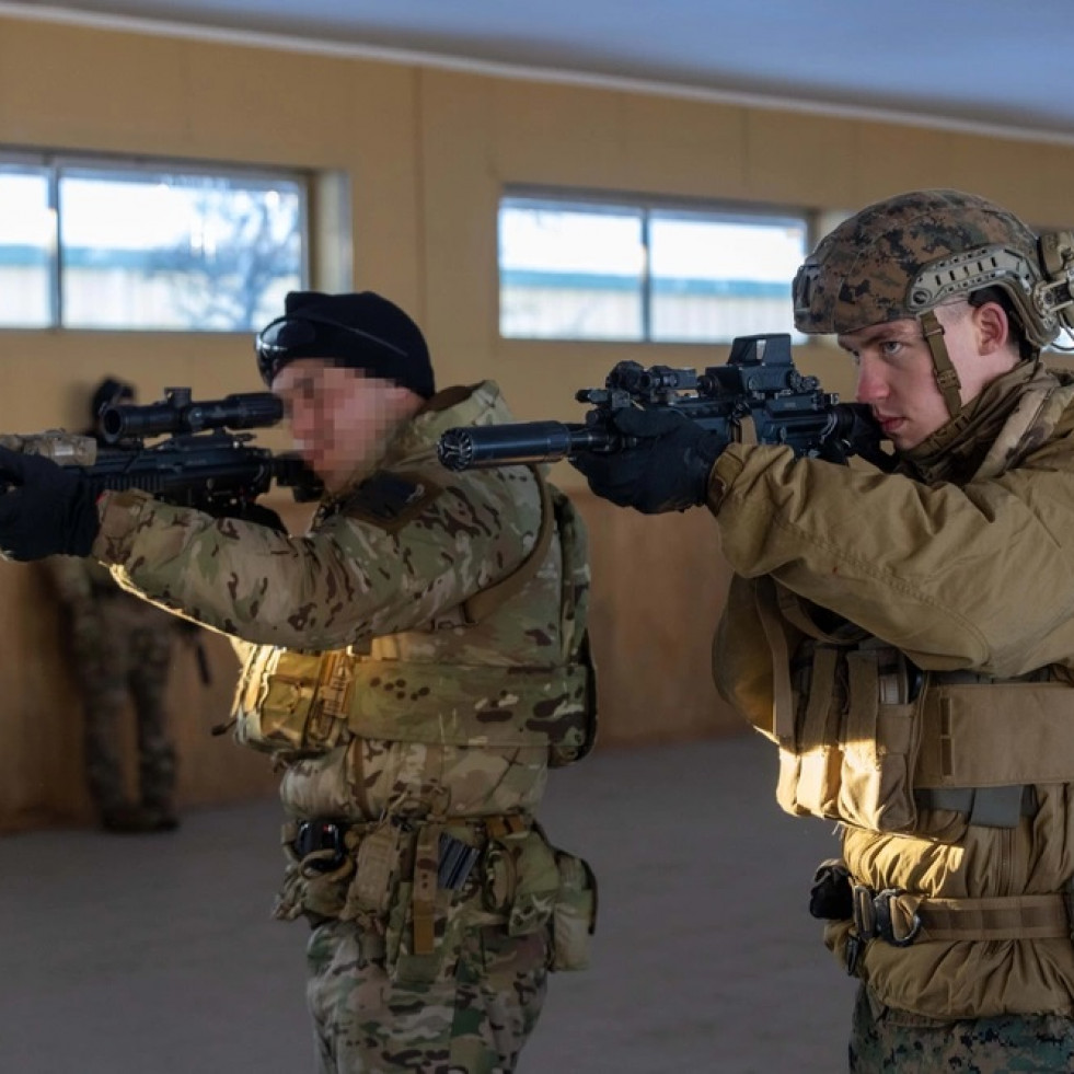 Un operador de Fuerzas Especiales del Ejército de Chile y un Marine se familiarizan con el fusil de asalto que utiliza su contraparte Firma Sgt Gabriel Durand USMC