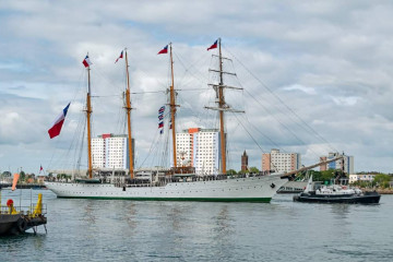 El buque escuela Esmeralda de la Armada de Chile ingresando a Portsmouth Firma Solent Cruises Ltd