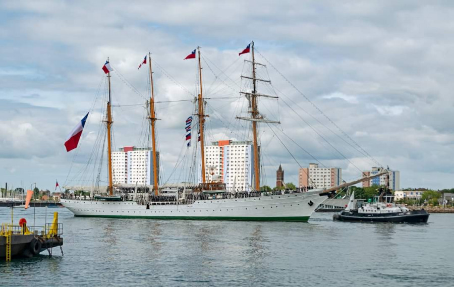 El buque escuela Esmeralda de la Armada de Chile ingresando a Portsmouth Firma Solent Cruises Ltd