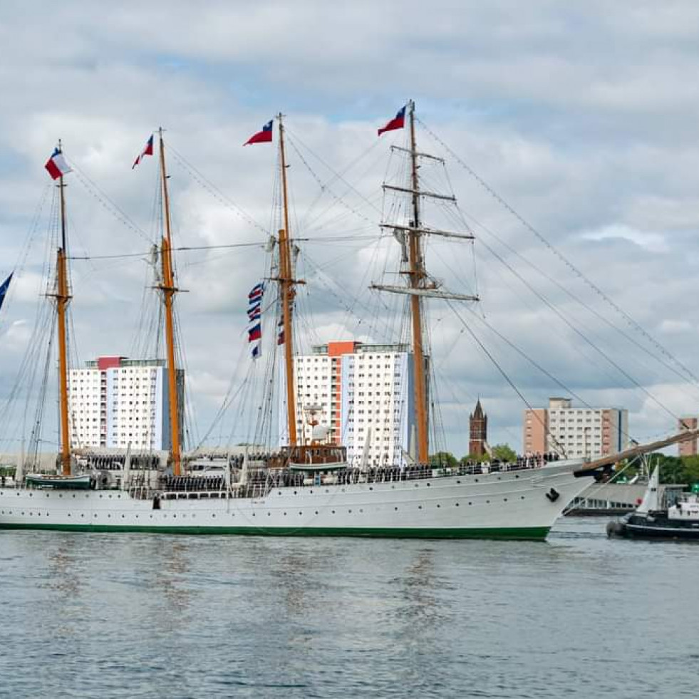 El buque escuela Esmeralda de la Armada de Chile ingresando a Portsmouth Firma Solent Cruises Ltd