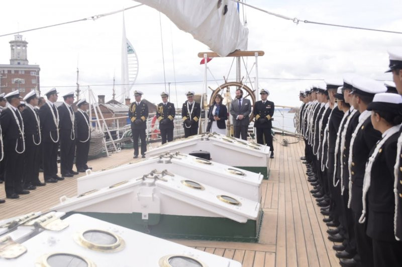 La tripulaciu00f3n recibe los saludos de la embajadora de Chile en Reino Unido Ximena Fuentes Firma Armada de Chile