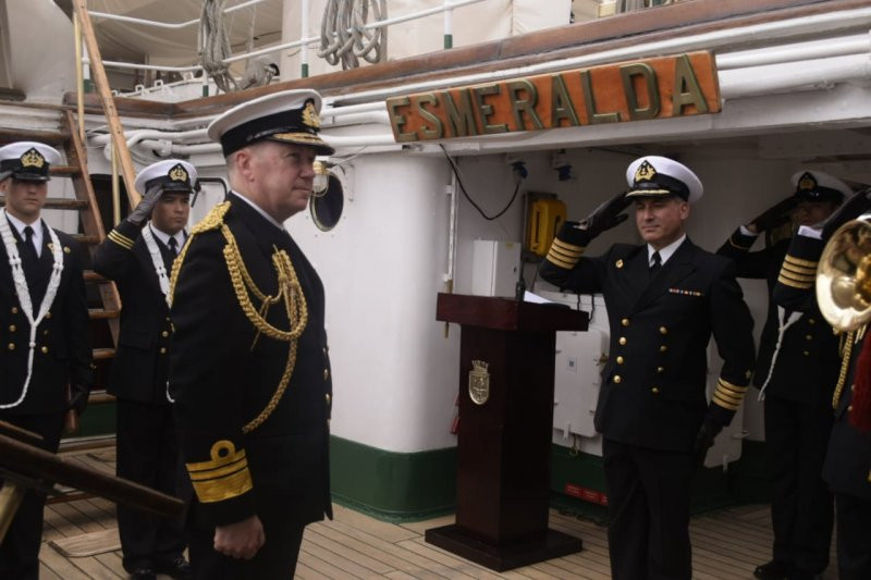 El Second Sea Lord de la Royal Navy vicealmirante Martin Connell viisra el buque escuela Esmeralda Firma Armada de Chile