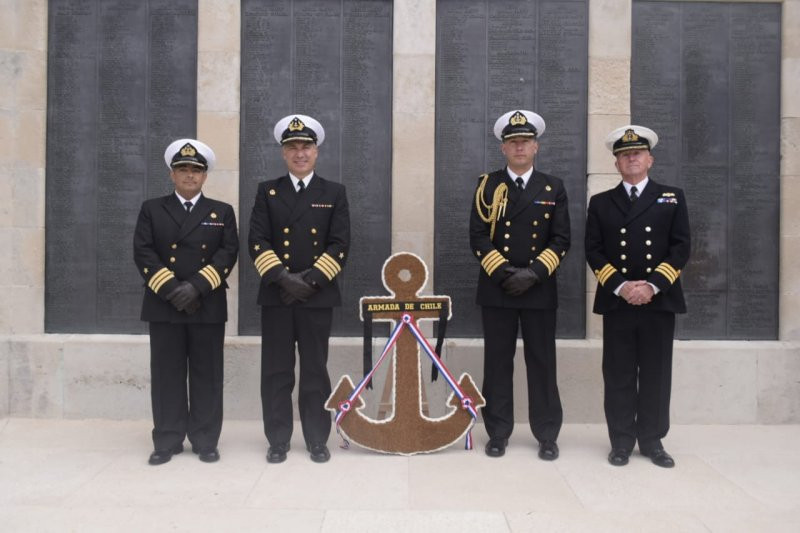 Entrega de ofrenda floral en el monumento a los cau00eddos en la Primera y Segunda Guerra Mundial de la Royal Navy Frima Armada de Chile