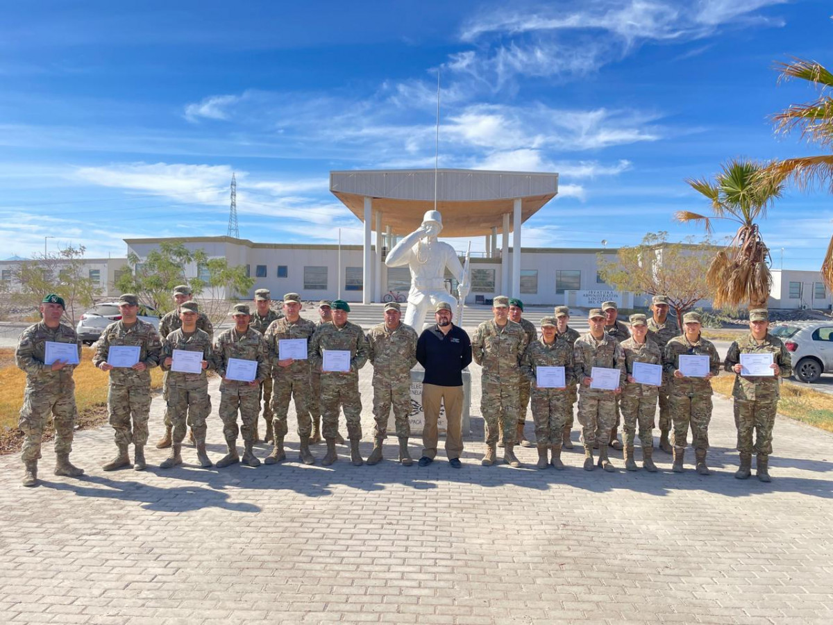 Los alumnos del curso Puelche II con sus diplomas tras haber completado el curso Firma VI Divisiu00f3n del Eju00e9rcito de Chile