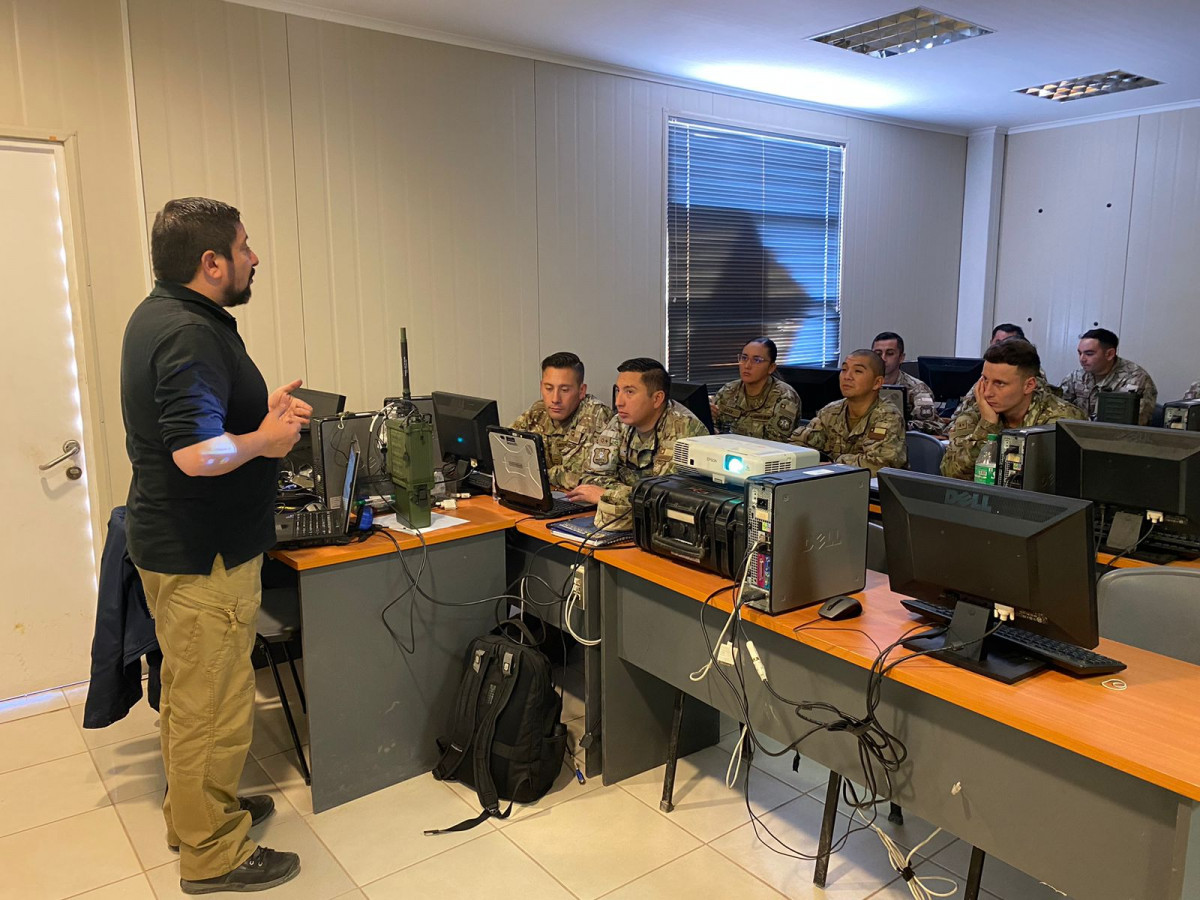 Funcionario de Raylex imparte conocimientos a los alumnos del curso de administrador y operador de transceptor Harris HF RF 7800H MP Firma VI Divisiu00f3n del Eju00e9rcito de Chile