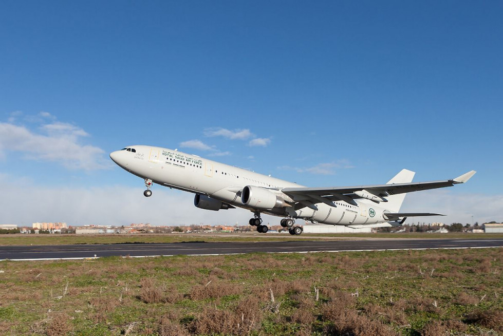 Avión de repostaje en vuelo y transporte A330 MRTT. Foto. Airbus