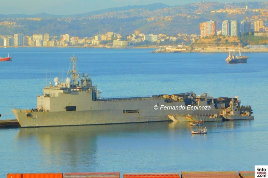 LSDH 91 Sargento Aldea de la Armada de Chile embarca vehiculos de la Infanteria de Marina en Valparaiso Firma Fernando Espinoza C