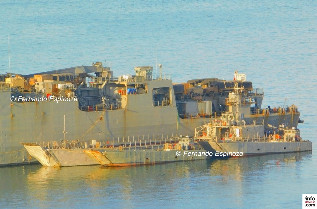 Camiones Kia 6x6 KM 250 y Humvee de la Infanteria de Marina de la Armada de Chile en la cubierta de mesanina del LSDH 91 Sargento Aldea Firma Fernando Espinoza C