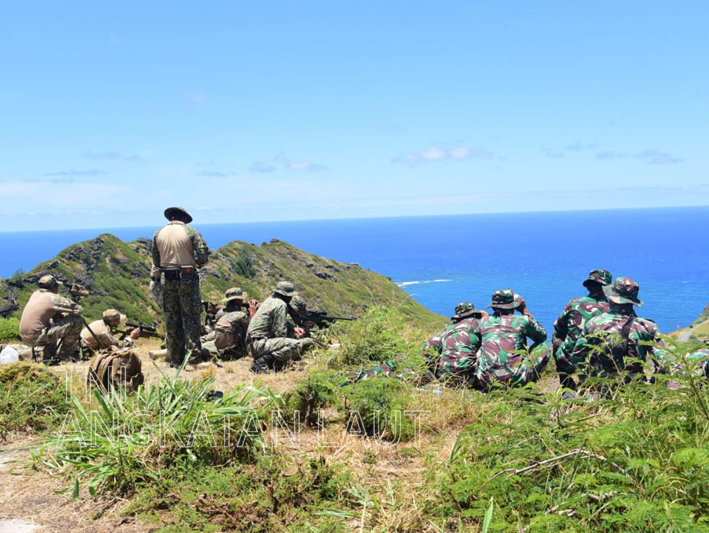 Francotiradores de la Infanteru00eda de Marina de Chile (izquierda) e Indonesia efectuando disparos a 700 y 800 en la base de entrenamiento de los Marines en Hawaii Firma TNI Angkatan Laut