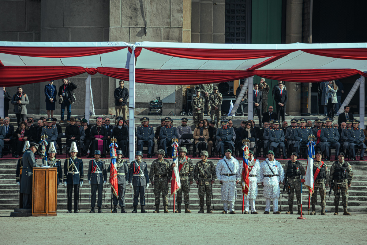 General Javier Iturriaga junto a los estandartes de las escuelas matrices y unidades que participaron en la ceremonia de Juramento a la Bandera 2024 Firma Eju00e9rcito de Chile