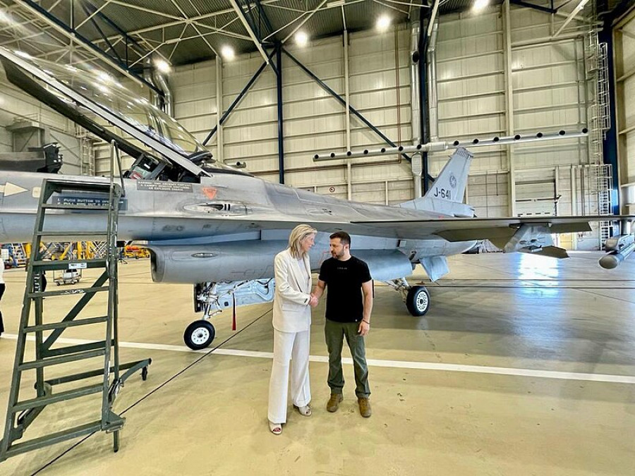 El presidente ucraiano, Volodymyr Zelensky, con la ministra holandesa de Defensa, Kajsa Ollongren, ante un caza F 16 en agosto de 2023. Foto. Ministerio de Defensa de Países Bajos