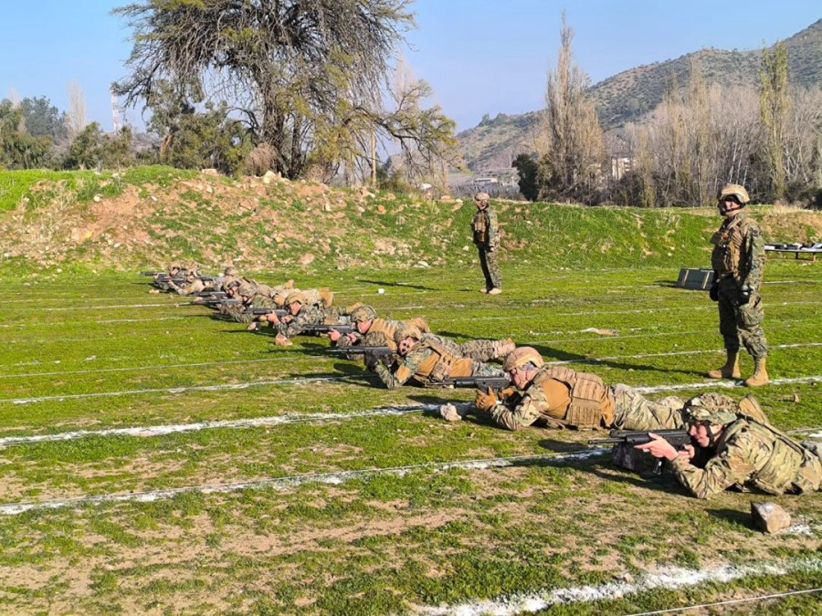 Entrenamiento de tiro con el fusil IWI Galil ACE 22 N C Firma Destacamento de Montaña N°3 Yungay del Ejército de Chile