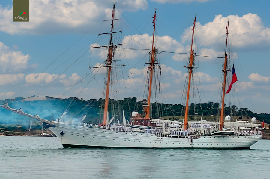 Buque escuela Esmeralda arribando a Lisboa Firma Exército Portugués