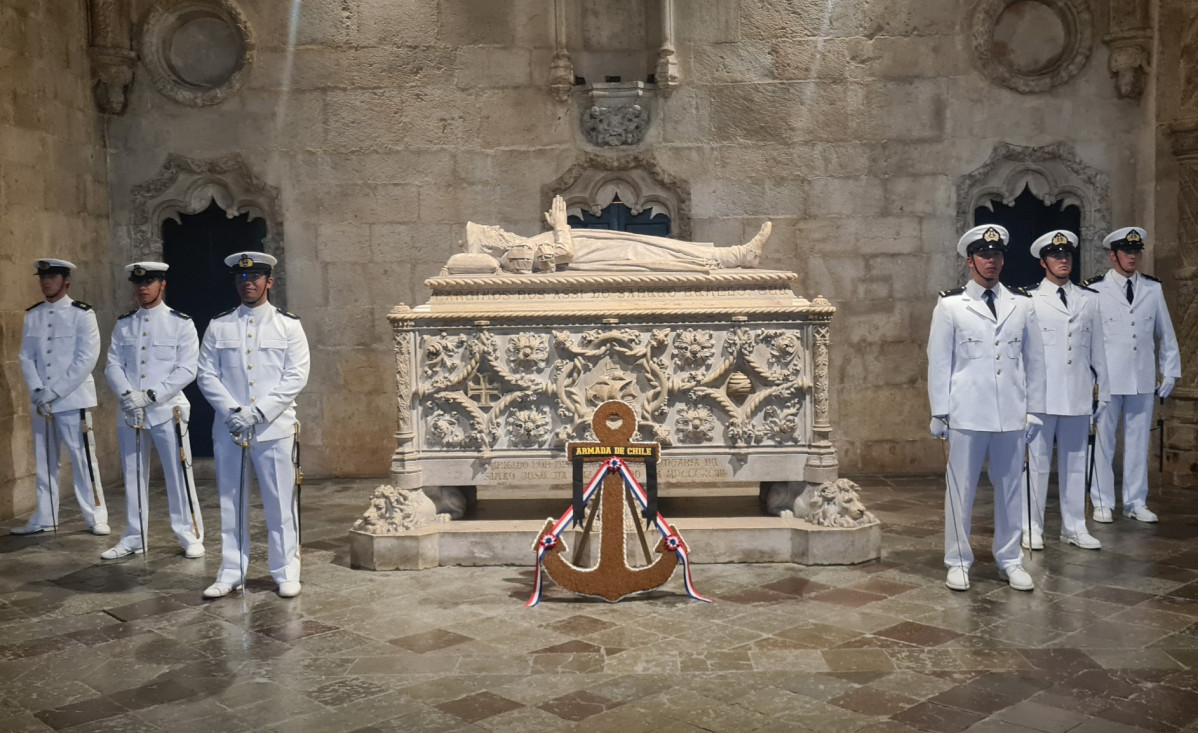 Entrega de ofrenda floral a la tumba del navegante Vasco da Gama Firma Armada de Chile