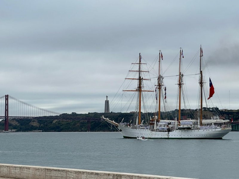 Buque escuela Esmeralda en Lisboa Firma Armada de Chile