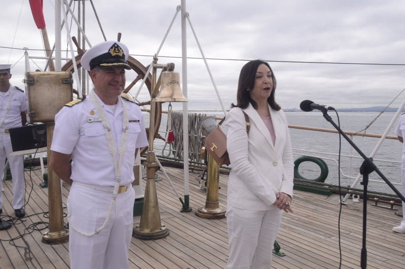 Embajadora  Marina Teitelboim entrega un saludo de bienvenida a la dotaciu00f3n del buque escuela Esmeralda Firma Armada de Chile