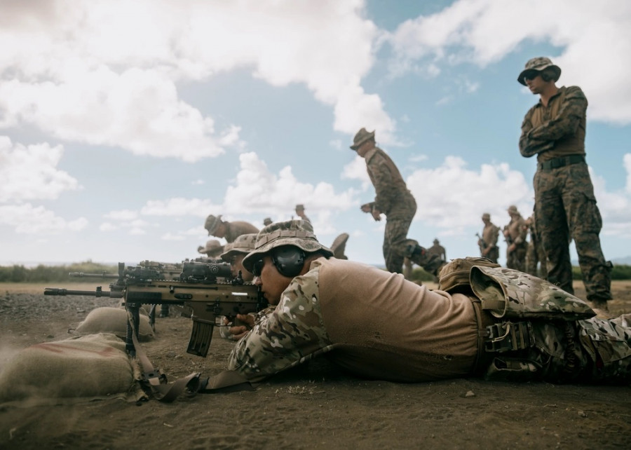 Infante de Marina de la Armada de Chile en entrenamiento de tiro con su fusil FN Hertsal SCAR L Firma Cpl Joseph Helms USMC