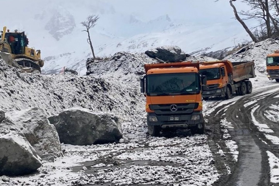 Camiones Actros en trabajos de conectividad en la Región de Magallanes Firma Cuerpo Militar del Trabajo del Ejército de Chile