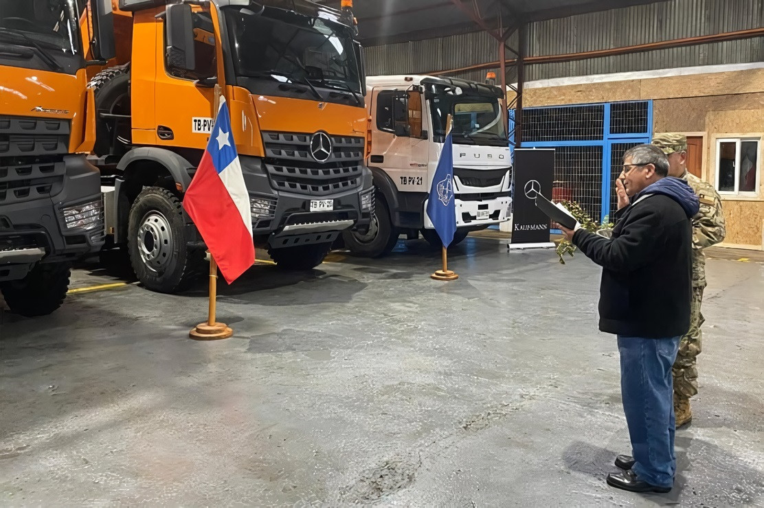 Entrega de camiones Mercedes Benz Actros 3342 K 6x4 3600 con tolva de Tremac y Fuso 1828 con sistema de irrigación Mecsion a la Subjetura Zonal Puerto Montt del Cuerpo Militar del Trabajo Firma Ejér