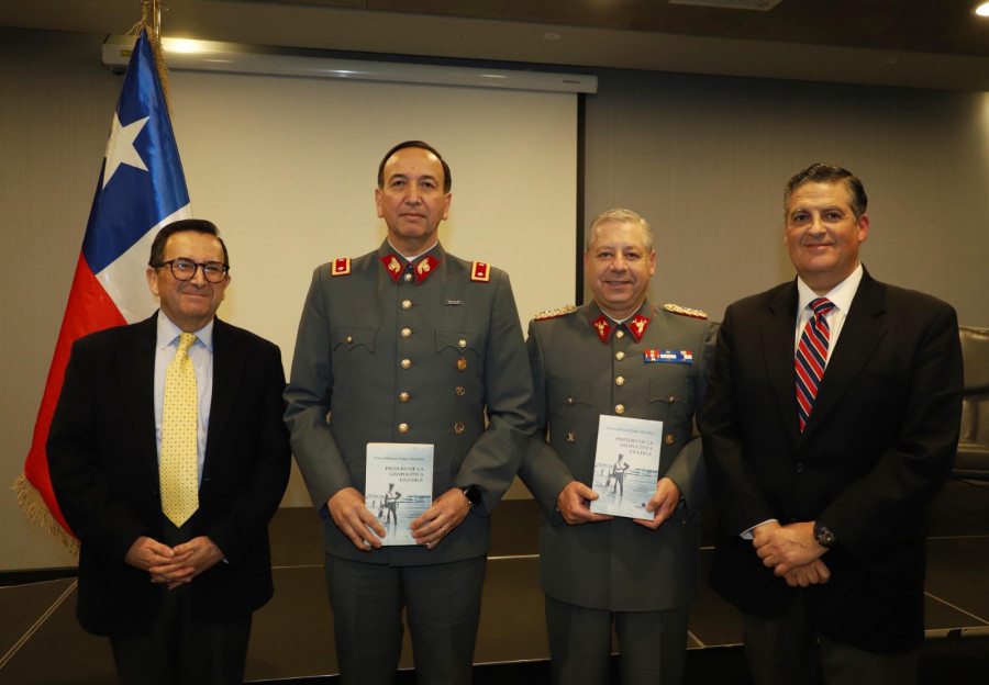 Representantes del Ejército de Chile junto a los editores del libro John Griffiths y Marcelo Masalleras