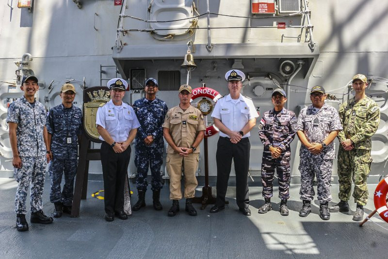 Oficiales navales chilenos  estadounidenses coreanos indonesio singapur en la fragata Almirante Condell Firma Armada de Chile