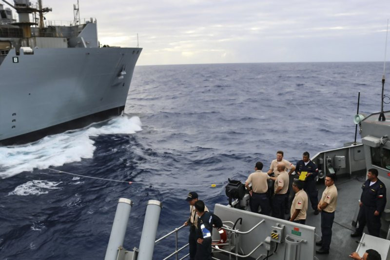 Maniobra de reaprovisionamiento en el mar con el USNS Washington Chambers (T AKE 11) de la clase Lewis and Clark Firma Armada de Chile