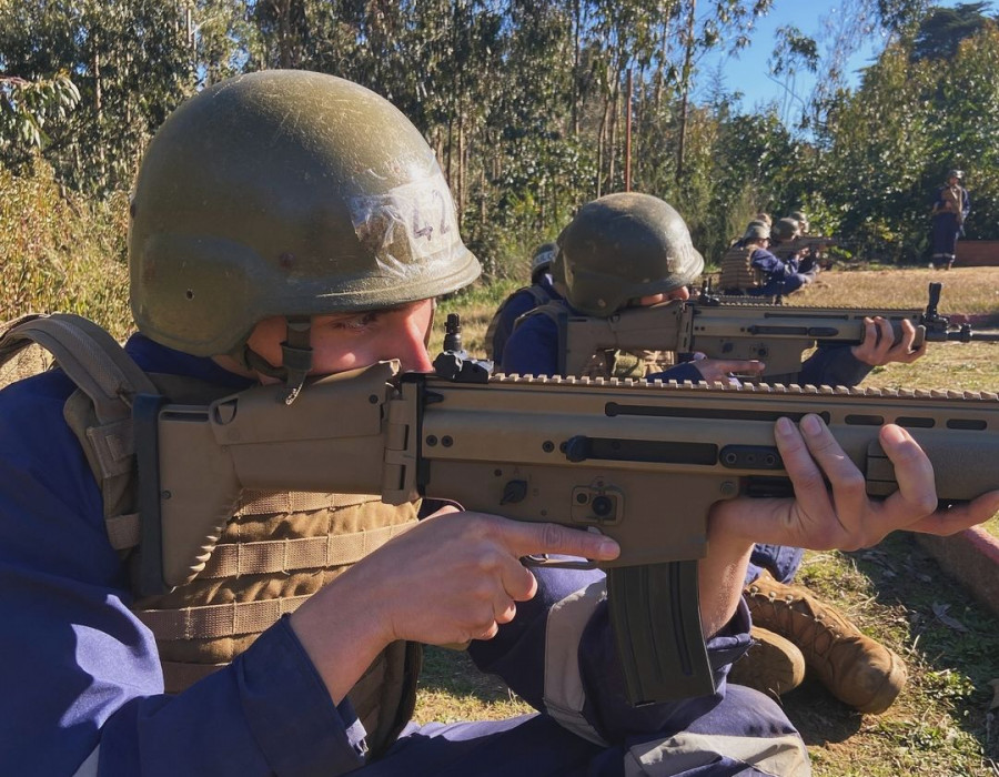 Soldado IM en práctica de tiro de fusil FN Herstal SCAR L Firma Cenbim Armada de Chile