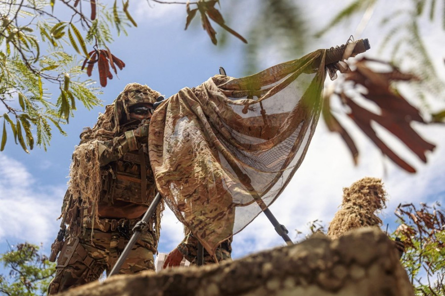 Francotirador de la Infantería de Marina de la Armada de Chile entrega cobertura con su fusil de precisión durante el ejercicio de asalta Fima Cpl Aidan Hekker USMC