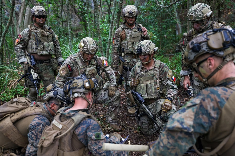 Infantes de Marina de Chile y Estados Unidos revisan los últimos detalles antes de efectuar el asalto al recinto enemigo Firma Cpl Aidan Hekker  USMC