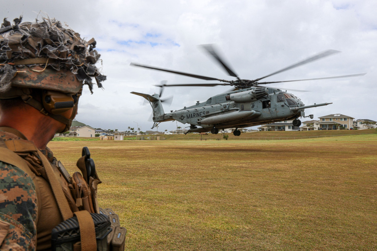 Marine de Estados Unidos se prepara para abordar un helicu00f3ptero Sikorsky CH 53E Sea Stallion en el ensayo del ejercicio de asalto au00e9reo Fima Cpl Aidan Hekker USMC