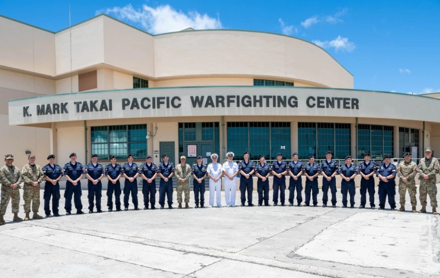 El almirante De la Maza junto al personal de la Armada de Chile que integra el staff de Rimpac 2024 en el K Mark Takai Pacific Warfigting Firma Mass Communication Specialist 2nd Class Jaimar Carson Bo