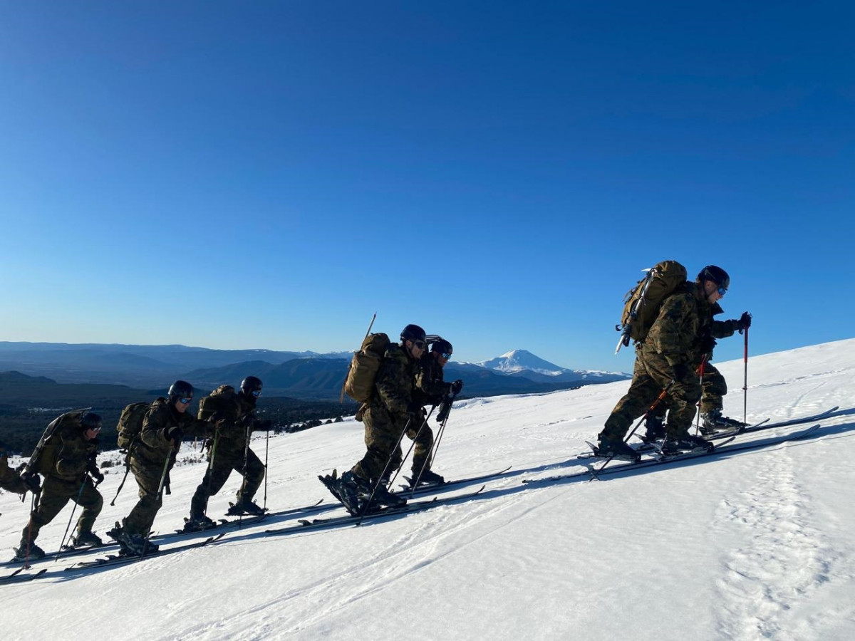 Alumnos de l Curso de Instructor de Montau00f1a en la fase de adaptaciu00f3n al esquu00ed Firma Eju00e9rcito de Chile