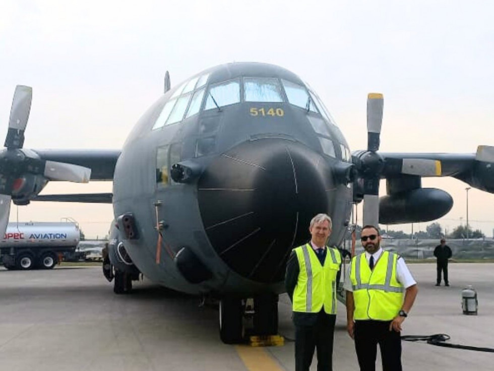 El embajador Rogeau junto al C 130H 30 Hercules en el aeropuerto internacional Comodoro Arturo Merino Benítez de Santiago Firma Embajada de Francia en Chile