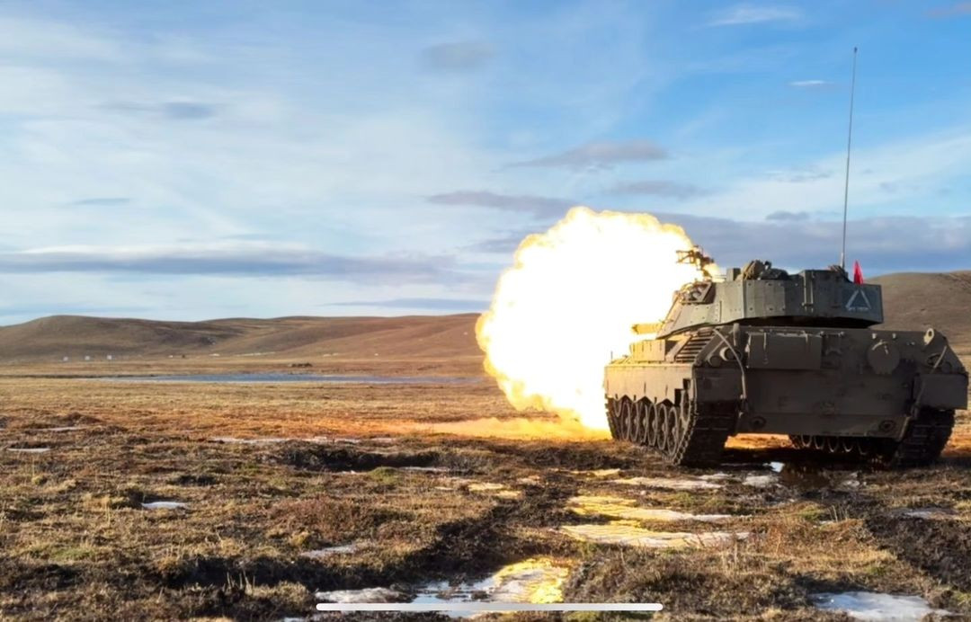 Disparo de tanque Leopard 1V en el marco del curso de instructor avanzado de tiro Firma V División del Ejército de Chile