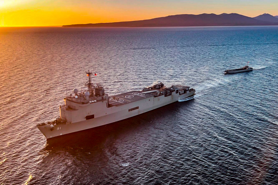 Buque multipropósito LSDH 91 Sargento Aldea desplegando medios en sus barcazas duranre el ejercicio de clima frío Firma Armada de Chile