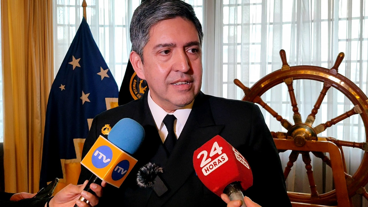 Contraalmirante Jorge Castillo Firma Armada de Chile