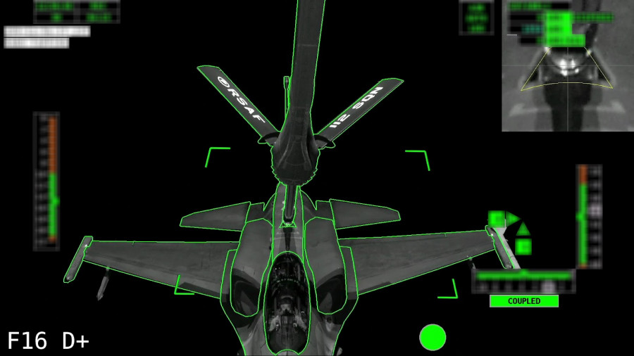 Momento del reabastecimiento automático en vuelo por parte de un A330 MRTT a un F 16 D  biplaza por la noche Imagen. Airbus